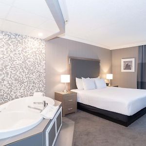 Jacuzzi Suite 1 King Bed Sofa Bed